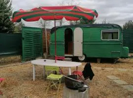 Caravane au bord de la rivière
