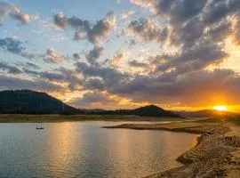 Elee Villa - Waterfront Retreat with Victoria Reservoir & Mountain Views