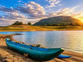 Elee Villa - Waterfront Retreat with Victoria Reservoir & Mountain Views