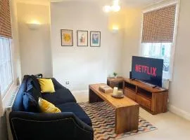 Cosy Townhouse in Central Leamington with parking