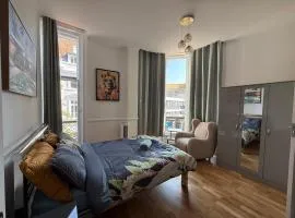Leos Cave 4BR - High Street - Beach 8 min walk - Groups, Family, Business stays