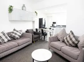 Contractor Base 5BR, Sleeps 10, WiFi, Parking