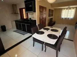 Casa com 2 quartos sendo uma suíte com cama de casal e ar condicionado Segundo quarto 1 casa de solteiro, 1 colchão de solte e 3 colchonetes 3 banheiros Piscina Espaço gourmet Garagem coberta Ideal para toda família ótimo lugar com muito espaço