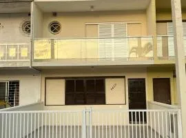 Sobrado triplex aconchegante a 500 metros da Praia Central de Guaratuba