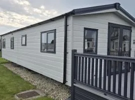 3 Bedroom Cabin Sleeps 6 - Shared Pool & Hot Tub