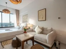 Stylish Studio with Balcony - Masdar City Retreat