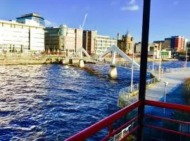 Glasgow City Centre Flat with River Views and Parking