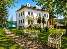 Queen's Crown Manor