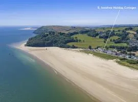 Coastal cottage with outdoor pool in Llansteffan