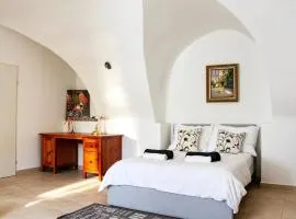Historic Flat & Private Courtyard