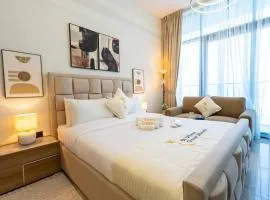 Masdar Solis Studio - Chic Urban Sleek Escape