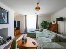 1 Bed - Sleeps 2 - Near Beach - Parking