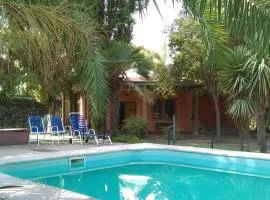 De Barro y Caña - Casa quinta con gran parque y piscina en zona privilegiada
