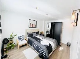 Modern Large Room Near Lakeside Shopping