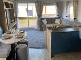 Thurston Manor 3-Bed Caravan Sleeps 8 with Parking