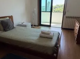 Quarto de Solteiro com varanda centro de Viseu