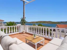 Villa de 4 dormitorios con vistas al mar en Addaia