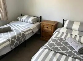 Budget Friendly, comfortable 3 BR HSE,Close to City Centre,Sleeps 5