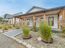 Modern cottage with covered deck grill & fireplace - walk to beach-bars-dining