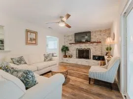 South End St Simons Island Cottage Near East Beach & Redfern Village