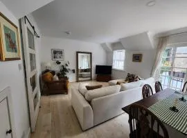 Bright and spacious Dunkeld retreat with balcony and private parking