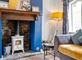 Charming 2-BR Cottage in Stonehouse with Courtyard Garden and Log Fire