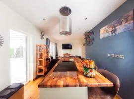 Elegant Seaview Cottage with Hot Tub 3