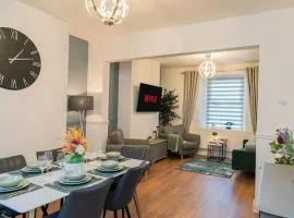 3-Bed Home with Optional Hot Tub,Sleeps 9,Parking