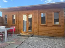 Urban Log Cabin near zone 2 tube