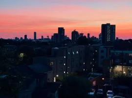 Elegant Sunset-Facing Room in 2-Bed Flat in London