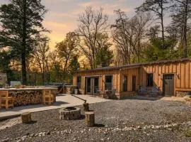Stagecoach Saloon Riverside cabin with stone pizza oven