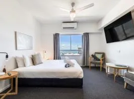 15th Floor Superior Hotel Suite King Bed