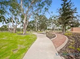 Stylish 5BR Retreat EV Charging & Caravan Parking