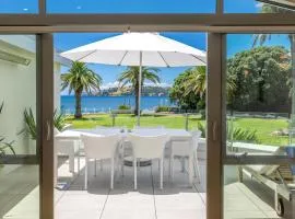 Beachfront 25 The Strand Moana