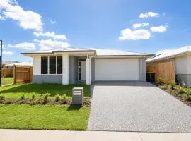 Solara Retreat - Modern 4BR Home with Backyard