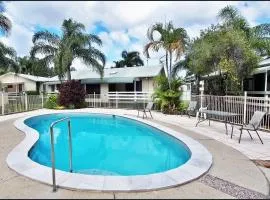 Peaceful 2-Bedroom Cabin on Lagoon, Resort Pool,