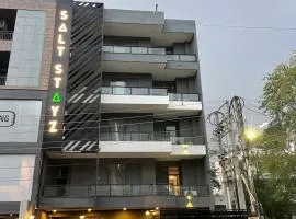 Saltstayz Express - Golf Course Road & DLF Phase-1