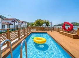 Yeosu Dangdangi Dog Family Pension Gold