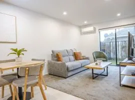 Contemporary 2BR Townhouse in Fairfield