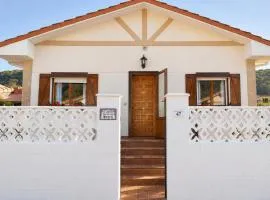 Cómodo y coqueto chalet con jardín en Argoños