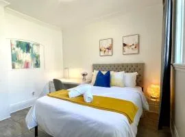 Academic Oasis: Modern Flat Near WesternU & Trails - Holiday Home