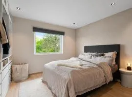 Modern, 2 bedrooms, walking distance to the city