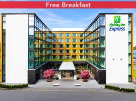 Holiday Inn Express Zürich Airport by IHG, готель у місті Рюмланг