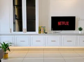 White Cozy Home for 6 Pax near IOI City Mall with Cuckoo Water & Free WiFi Netflix