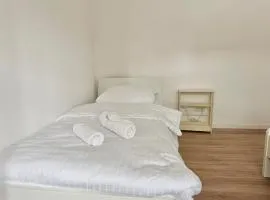 Cosy Apartment with Free Parking Near U1 Metro