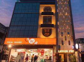 Hotel Layover Stay-3 Minutes From the Airport – hotel w mieście Dżajpur