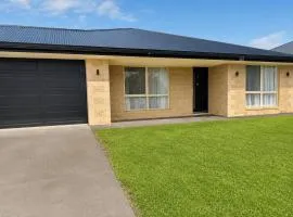 Relaxed Mount Gambier home with backyard
