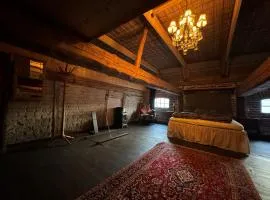 Anno 1782 Unique Romantic Glamping at the Manors Historic Barn