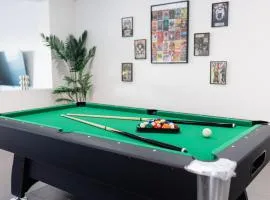 Rock Retreat At Sanctuary Lakes Estate with Scenic Backyard, Pool Table, 4 Bedrooms in Point Cook