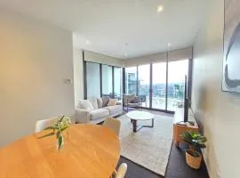 1BR Apartment with Balcony, Gym & City Views - Hosted by Canstay